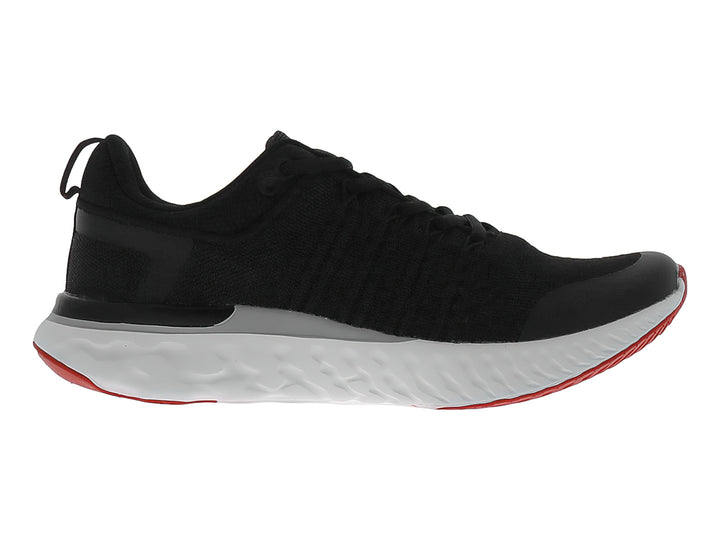 Tenis de baloncesto JUSTART color negro con suela blanca y base roja.