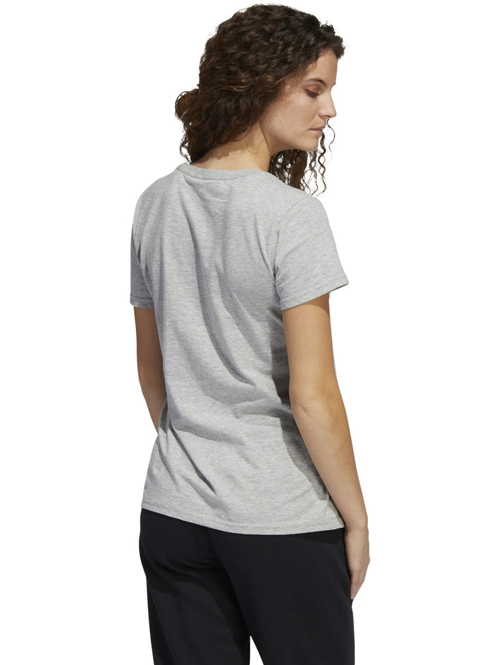 Mujer vistiendo una camiseta deportiva Adidas de color gris con logotipo en el pecho.
