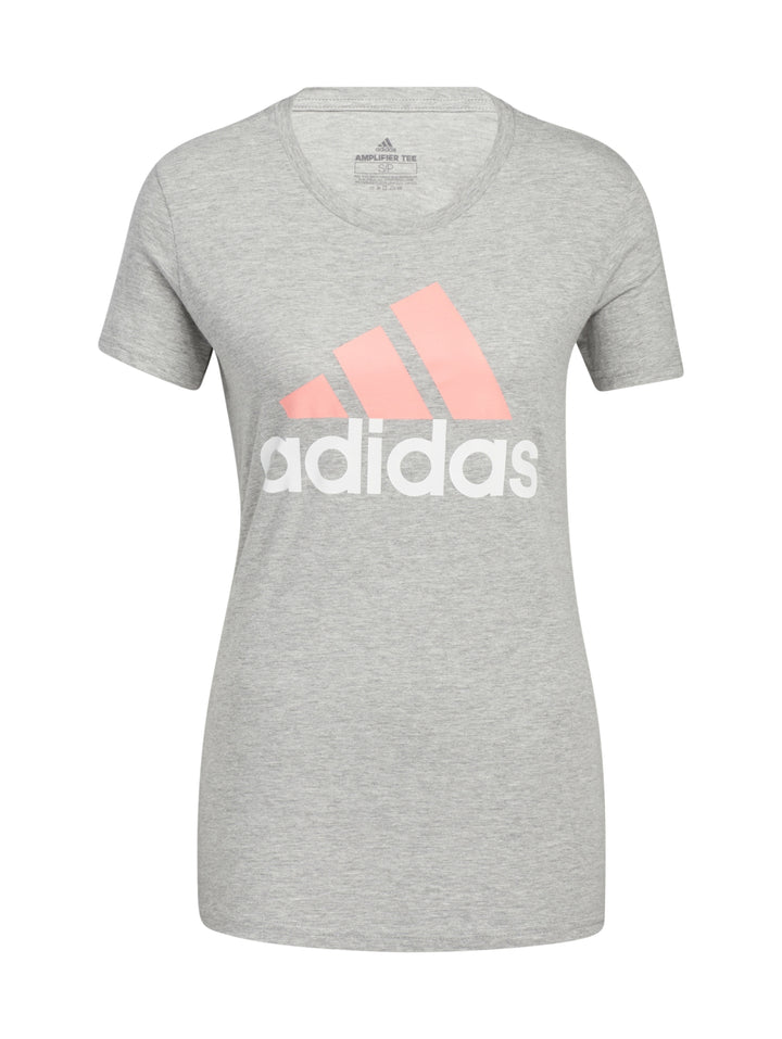 Mujer vistiendo una camiseta deportiva Adidas de color gris con logotipo en el pecho.