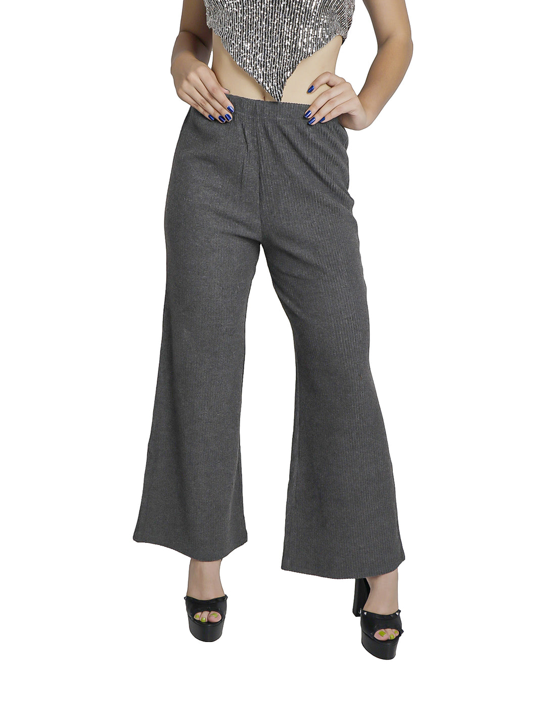 Mujer vistiendo pantalón acanalado color gris de pierna ancha y talle alto.