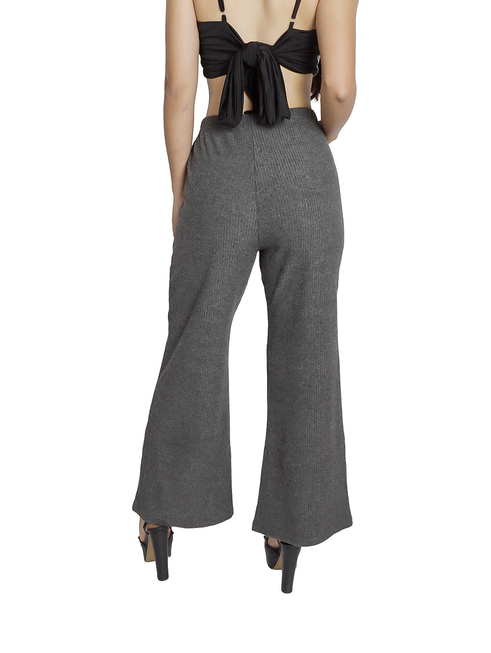 Mujer vistiendo pantalón acanalado color gris de pierna ancha y talle alto.