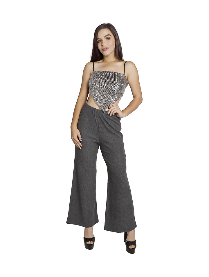 Mujer vistiendo pantalón acanalado color gris de pierna ancha y talle alto.
