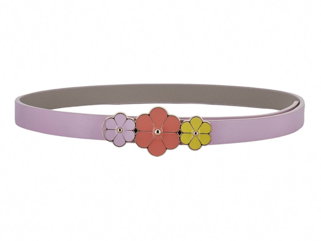 Cinto color rosa con tres flores decorativas en tonos lila, rojo y amarillo en el centro.