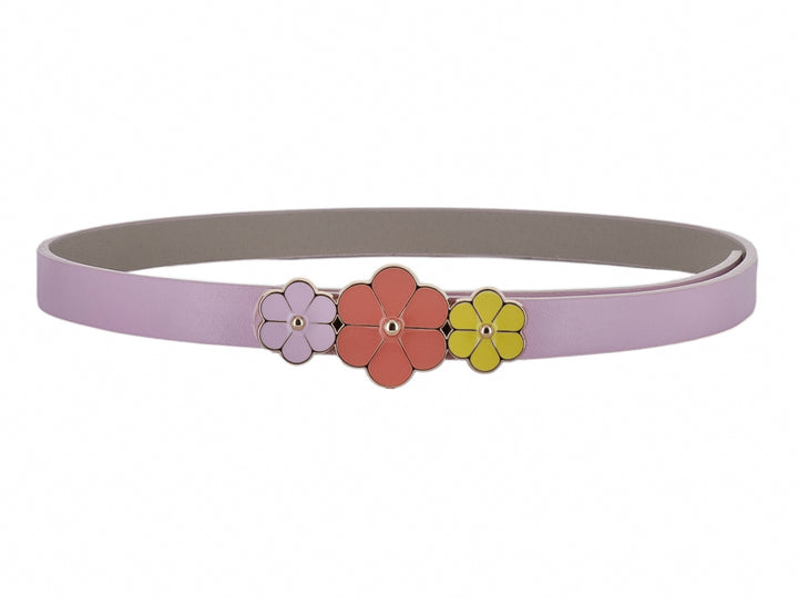 Cinto color rosa con tres flores decorativas en tonos lila, rojo y amarillo en el centro.