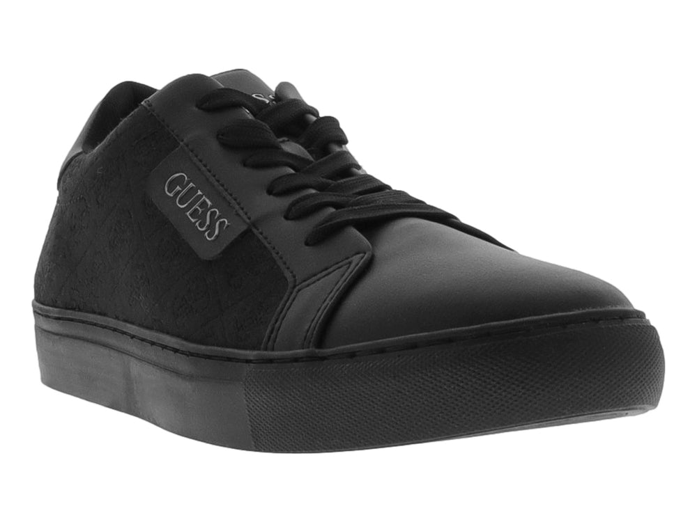 Tenis negros de la marca GUESS para hombre, diseño casual de corte bajo con suela plana.