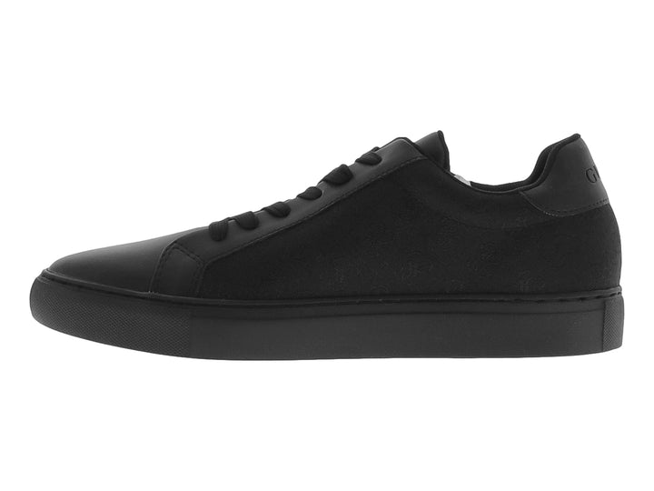 Tenis negros de la marca GUESS para hombre, diseño casual de corte bajo con suela plana.