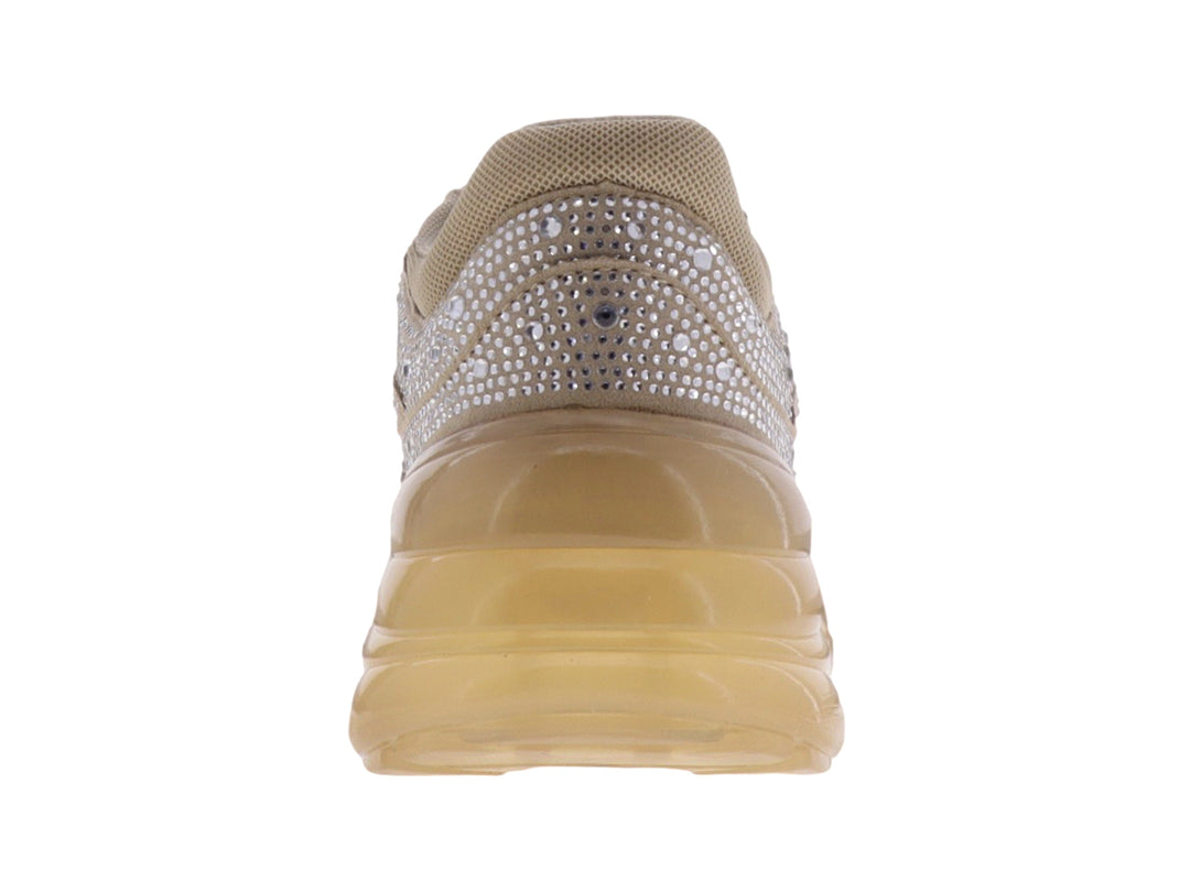 Tenis GUESS color natural con incrustaciones de brillantes y suela gruesa translúcida.