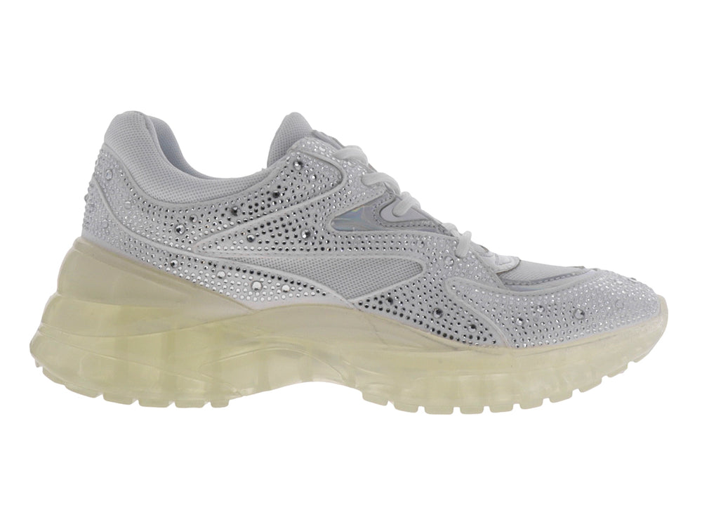 Tenis blancos de la marca GUESS con detalles brillantes en el exterior y suela gruesa translúcida.