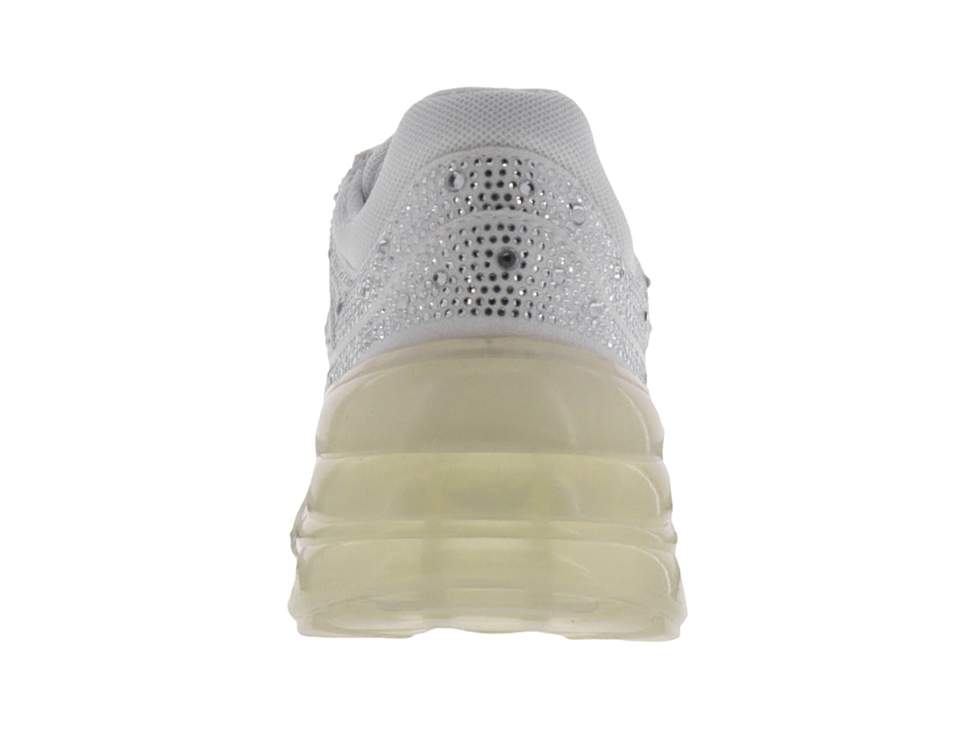 Tenis blancos de la marca GUESS con detalles brillantes en el exterior y suela gruesa translúcida.
