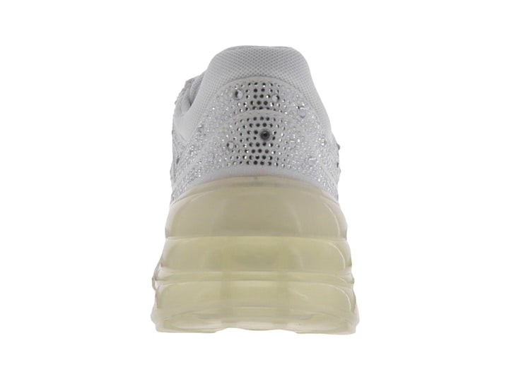 Tenis blancos de la marca GUESS con detalles brillantes en el exterior y suela gruesa translúcida.