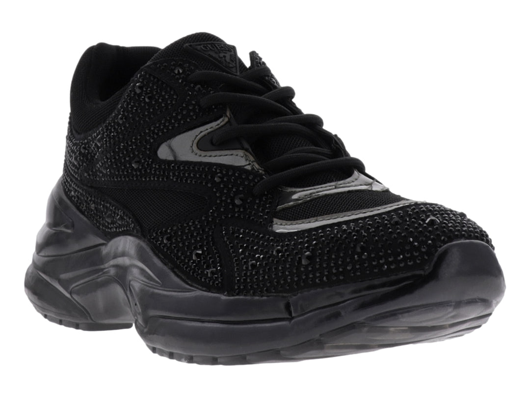 Tenis deportivos Guess color negro con detalles de brillantes y suela gruesa.