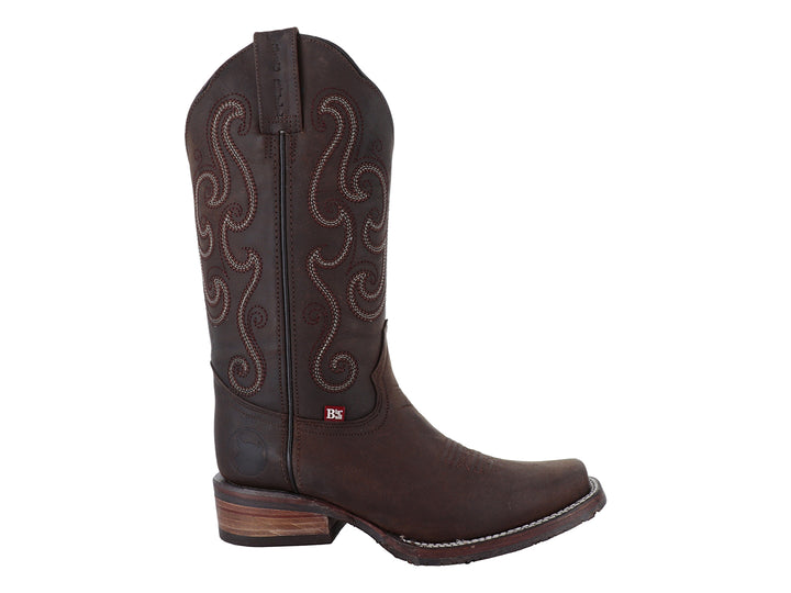 Bota vaquera para mujer en color café con bordados decorativos en la caña y punta cuadrada.