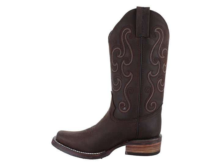 Bota vaquera para mujer en color café con bordados decorativos en la caña y punta cuadrada.