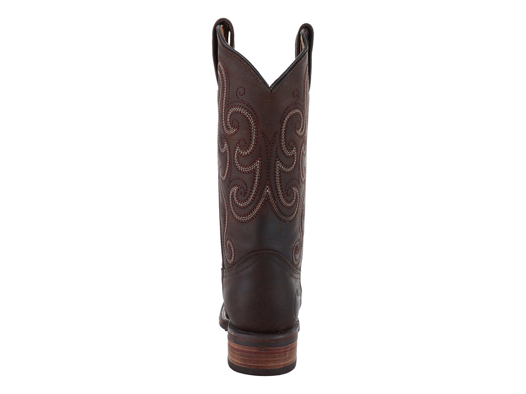 Bota vaquera para mujer en color café con bordados decorativos en la caña y punta cuadrada.
