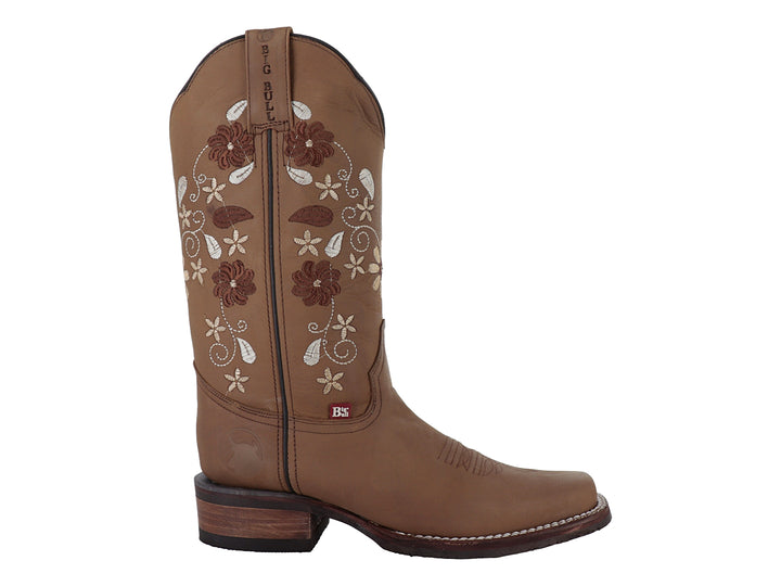 Bota vaquera para mujer en color tan con bordados florales blancos y marrones en la caña.