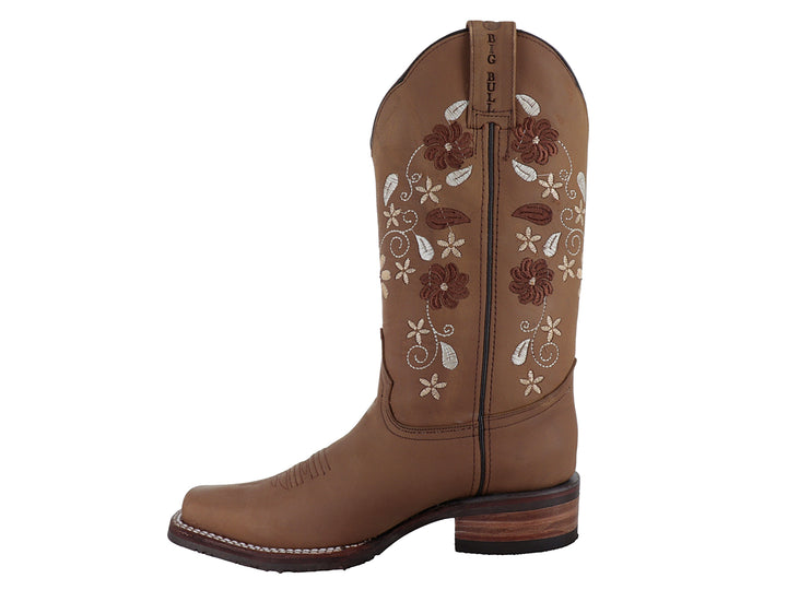 Bota vaquera para mujer en color tan con bordados florales blancos y marrones en la caña.