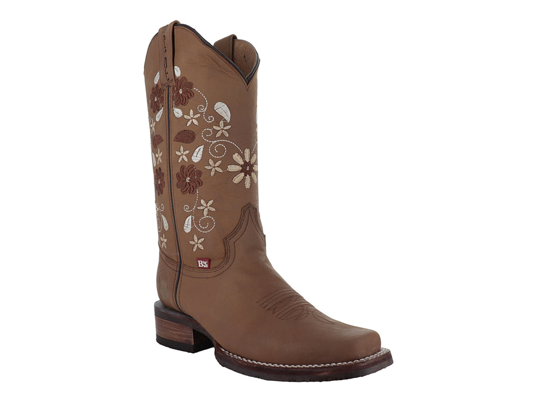 Bota vaquera para mujer en color tan con bordados florales blancos y marrones en la caña.