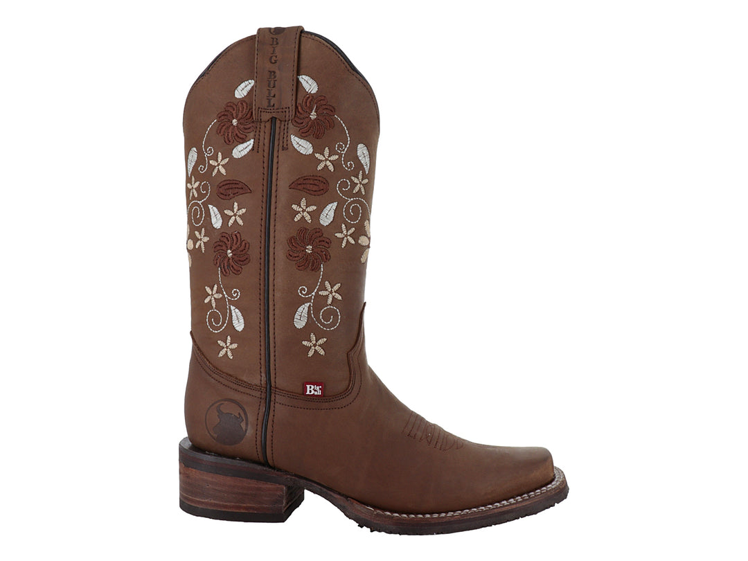 Bota vaquera color tabaco con bordados florales blancos y punta cuadrada.