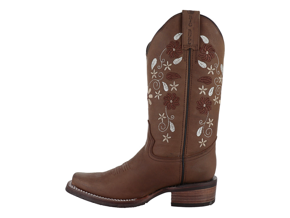 Bota vaquera color tabaco con bordados florales blancos y punta cuadrada.