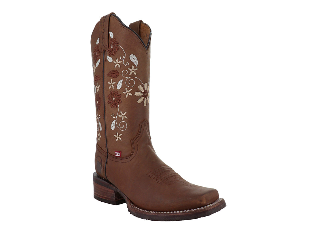 Bota vaquera color tabaco con bordados florales blancos y punta cuadrada.
