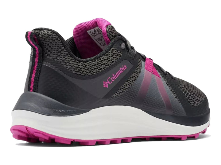 Tenis deportivos Columbia color negro y rosa fucsia con suela blanca y detalles en malla.