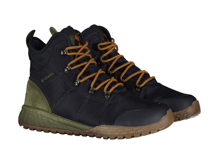 Bota de senderismo Columbia color azul marino con detalles en verde oliva y cordones cafés.