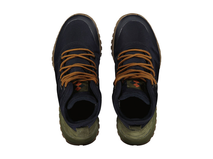 Bota de senderismo Columbia color azul marino con detalles en verde oliva y cordones cafés.