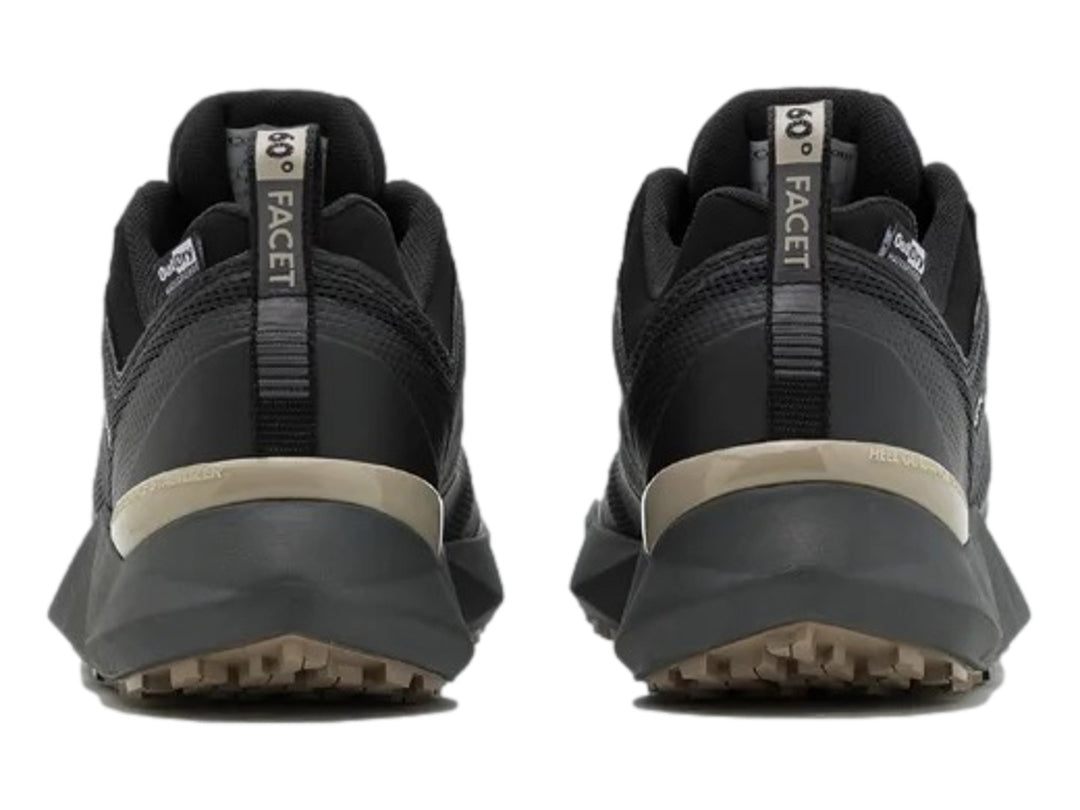 Zapato deportivo Columbia Facet 60 Low OutDry en color negro y gris oscuro para actividades al aire libre.