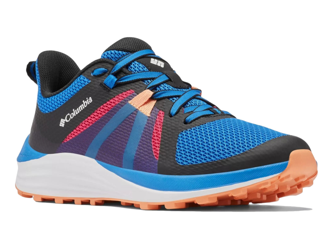 Tenis deportivo Columbia en color azul y negro con suela naranja y detalles en rosa.