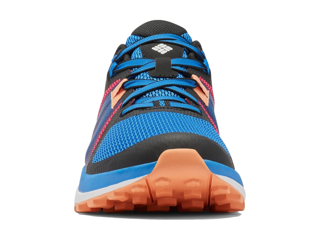 Tenis deportivo Columbia en color azul y negro con suela naranja y detalles en rosa.
