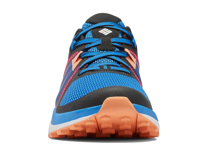 Tenis deportivo Columbia en color azul y negro con suela naranja y detalles en rosa.