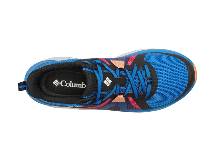 Tenis deportivo Columbia en color azul y negro con suela naranja y detalles en rosa.