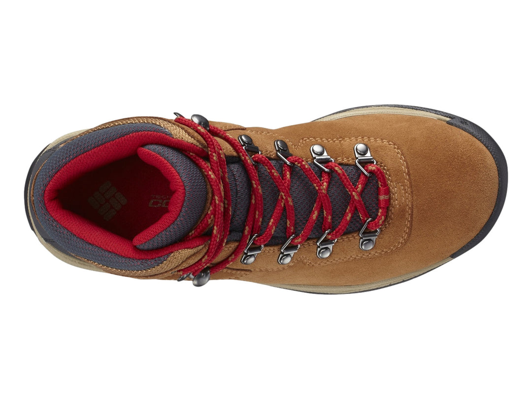 Botas de senderismo Columbia color marrón con agujetas rojas y detalles en gris.