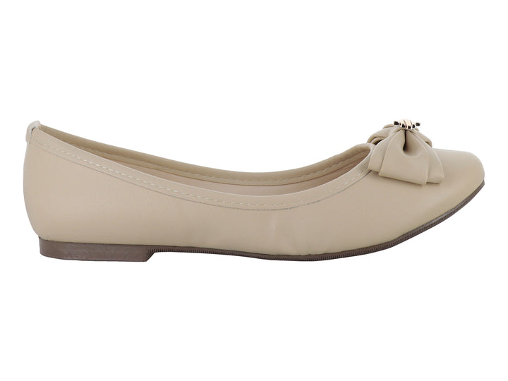 Zapato plano color nude con un moño decorativo en la parte frontal.