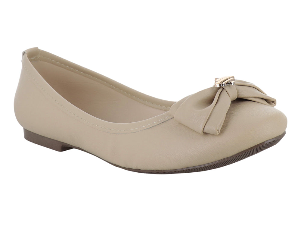 Zapato plano color nude con un moño decorativo en la parte frontal.