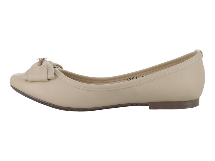 Zapato plano color nude con un moño decorativo en la parte frontal.