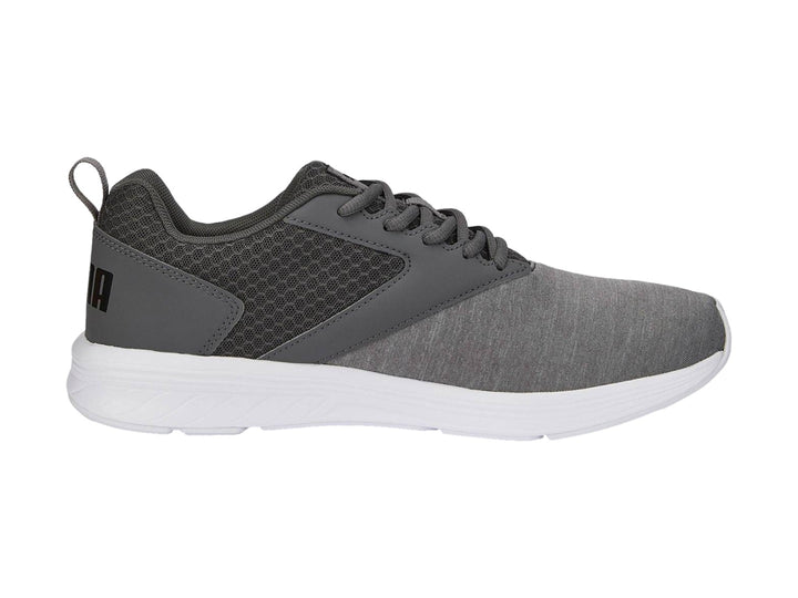 Tenis deportivos PUMA color gris con suela blanca, vista lateral.