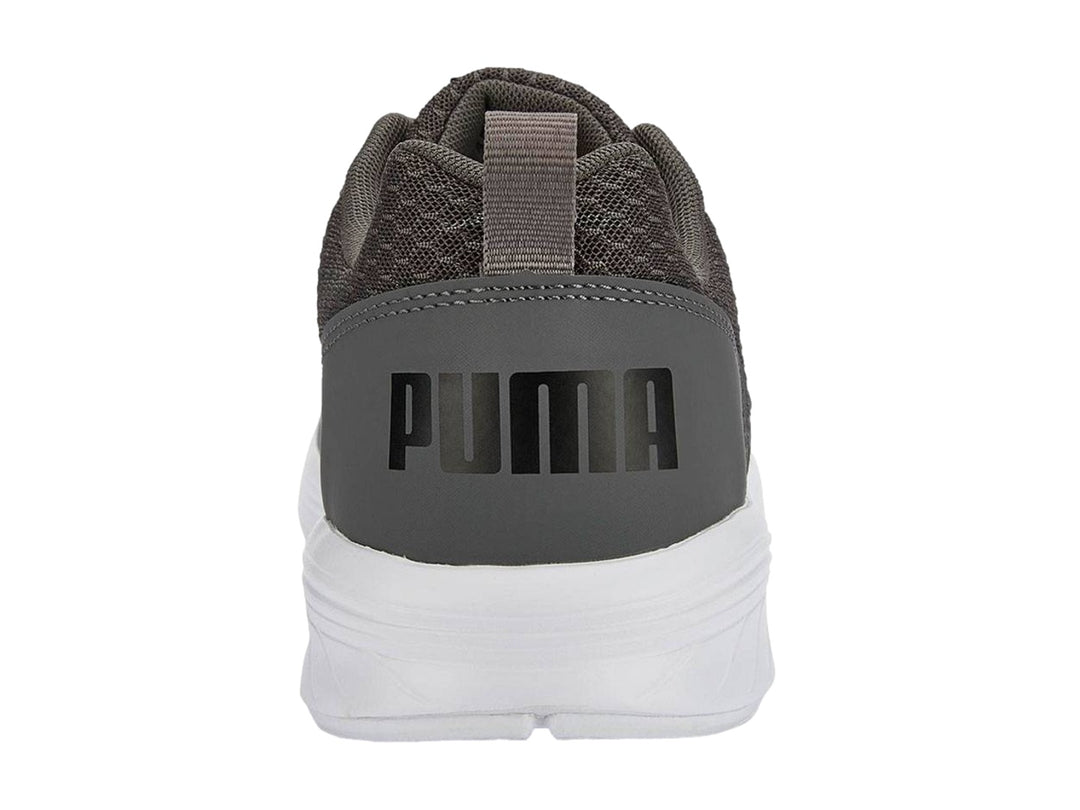 Tenis deportivos PUMA color gris con suela blanca, vista lateral.