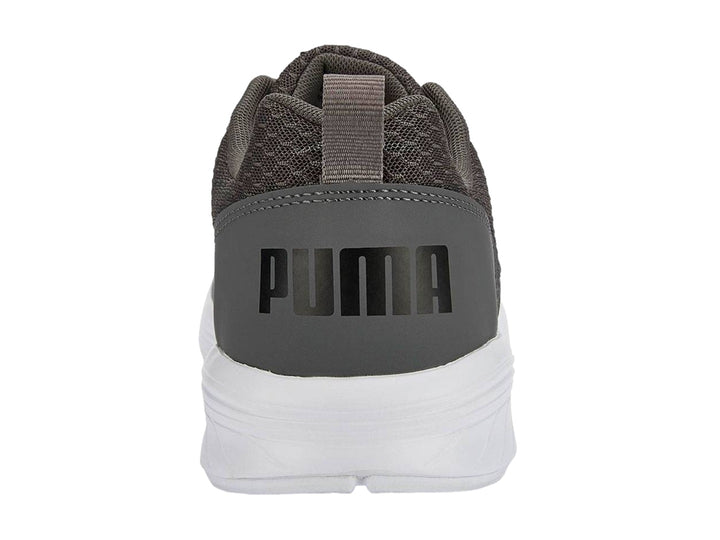 Tenis deportivos PUMA color gris con suela blanca, vista lateral.