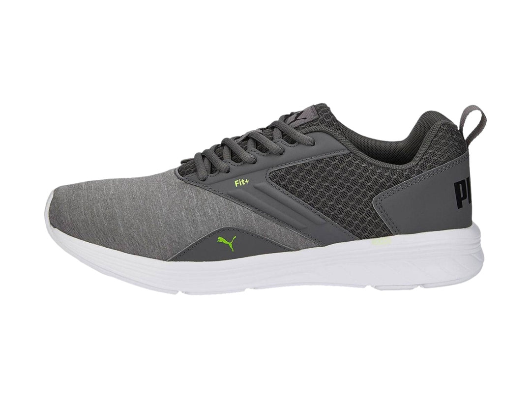 Tenis deportivos PUMA color gris con suela blanca, vista lateral.
