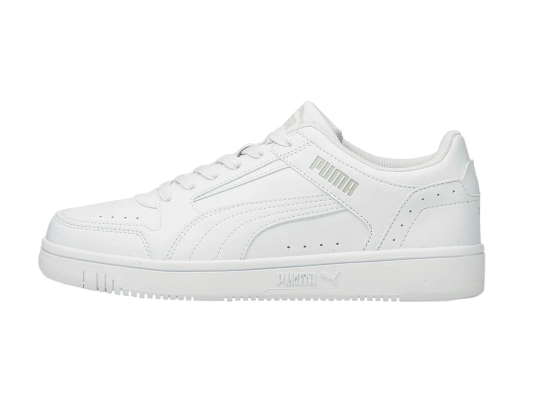 Tenis PUMA Rebound Joy Low en color blanco, vista lateral sobre fondo blanco.