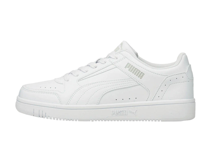 Tenis PUMA Rebound Joy Low en color blanco, vista lateral sobre fondo blanco.