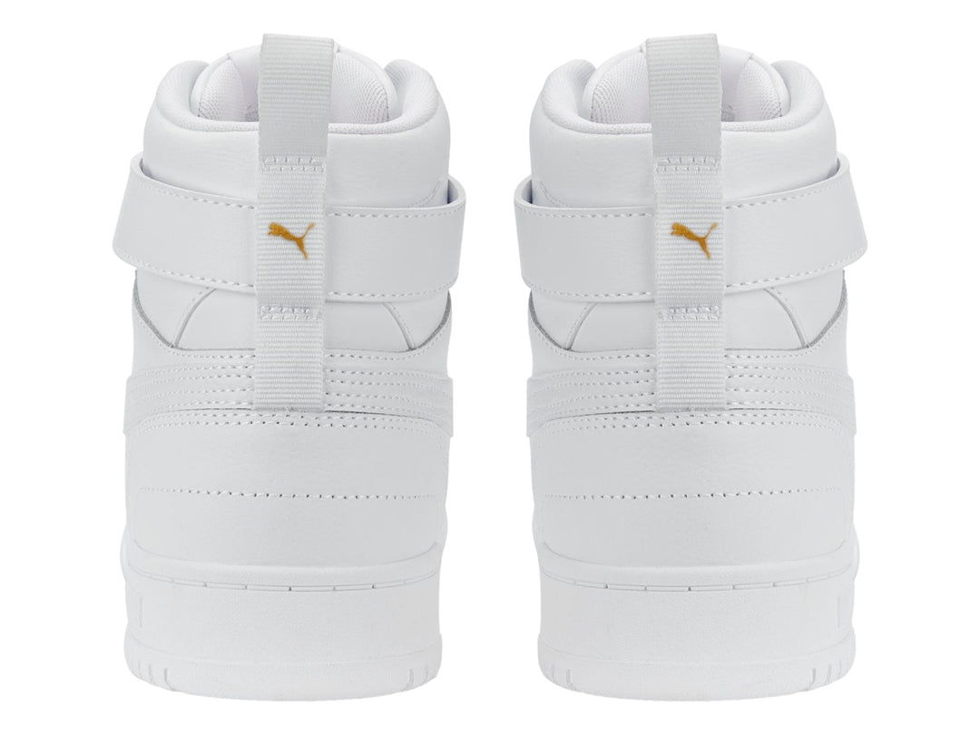 Tenis Puma blancos de corte alto con correa en el tobillo y cordones.