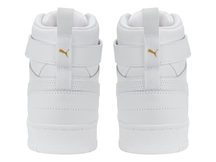 Tenis Puma blancos de corte alto con correa en el tobillo y cordones.