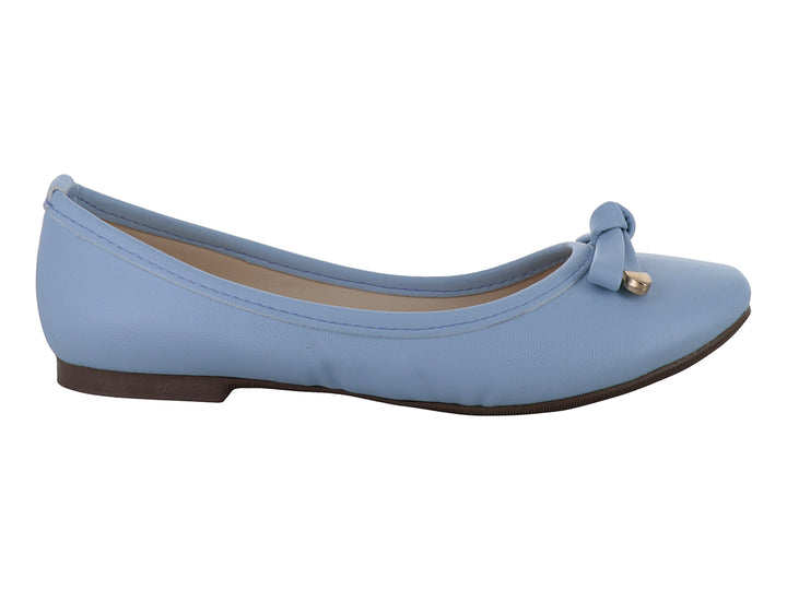 Zapato plano color azul ensueño para mujer con detalle de nudo y adorno dorado en la punta.