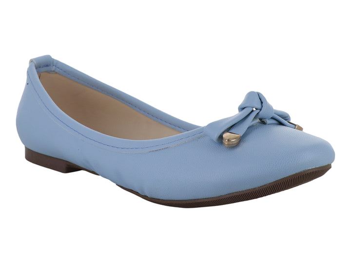 Zapato plano color azul ensueño para mujer con detalle de nudo y adorno dorado en la punta.