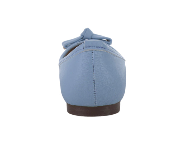 Zapato plano color azul ensueño para mujer con detalle de nudo y adorno dorado en la punta.