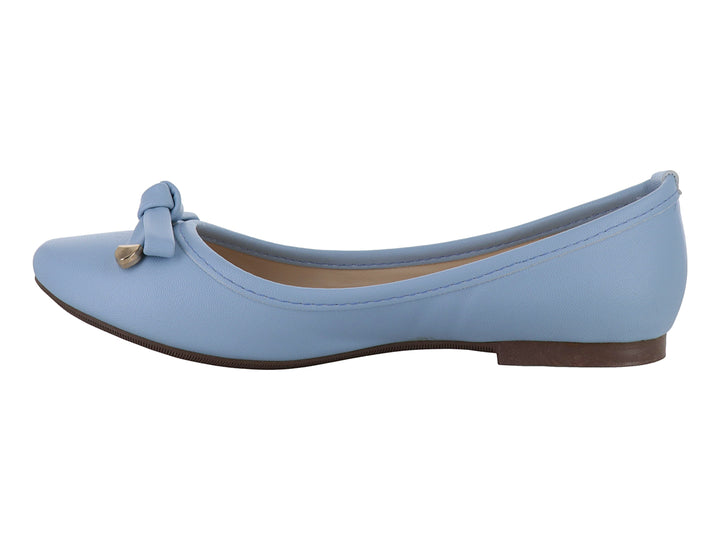 Zapato plano color azul ensueño para mujer con detalle de nudo y adorno dorado en la punta.