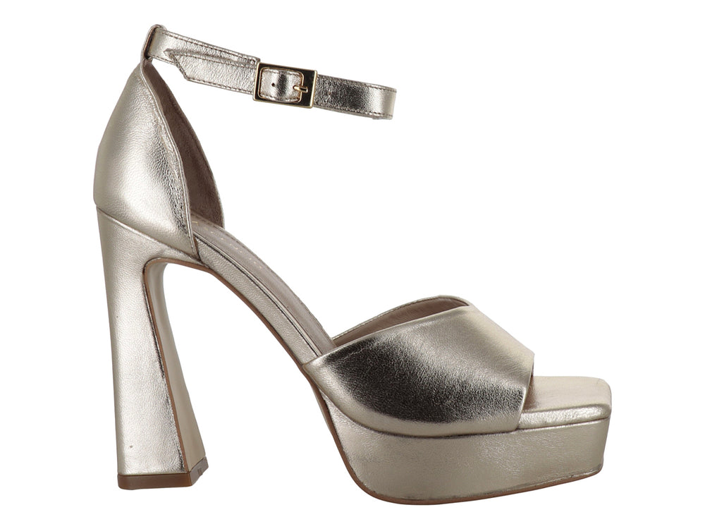 Sandalia de tacón alto y plataforma en color champagne con correa ajustable al tobillo para mujer.