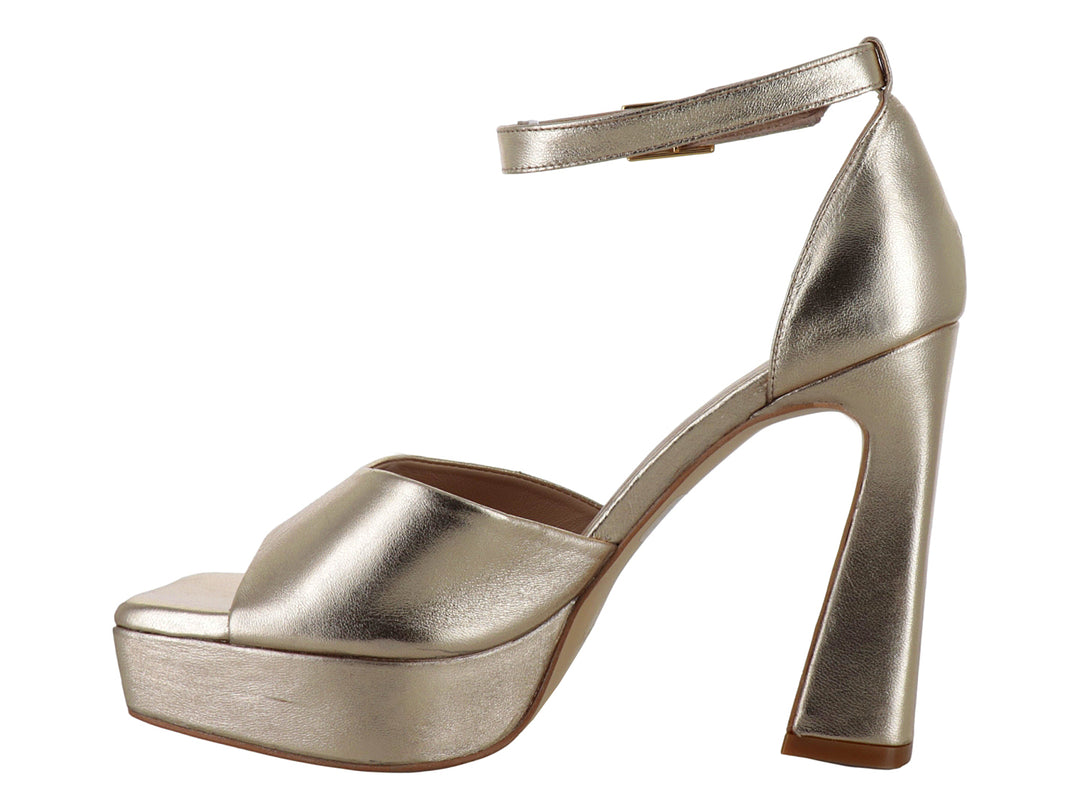Sandalia de tacón alto y plataforma en color champagne con correa ajustable al tobillo para mujer.